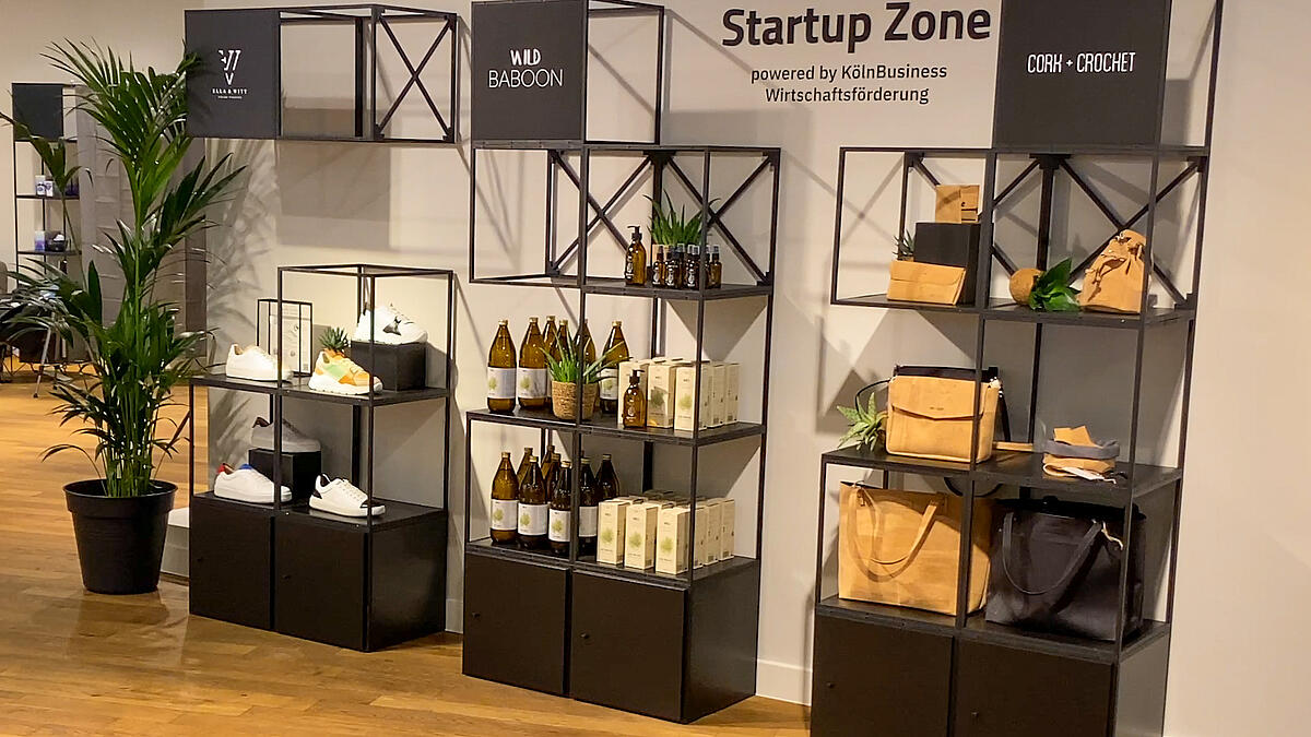 Regale im Laden mit Produkten von Startups