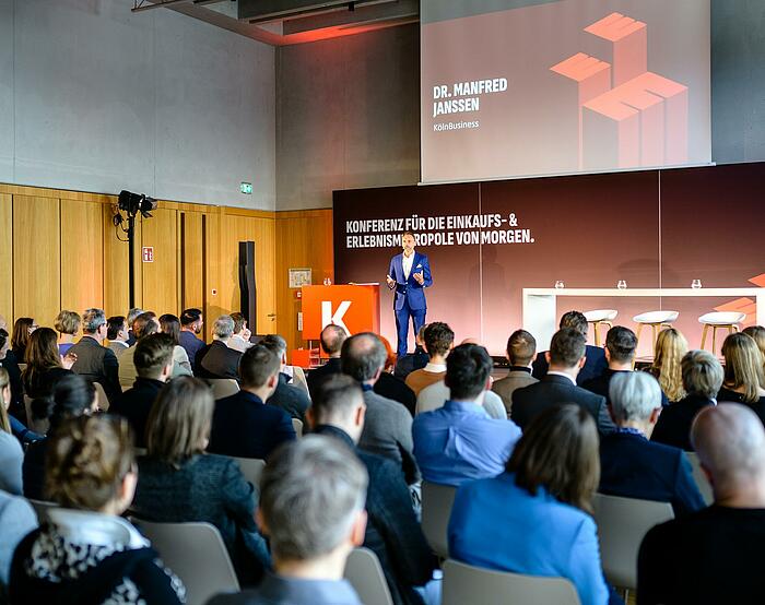 Publikum bei der „2. EEM Konferenz für die Erlebnis- und Einkaufsmetropole von morgen“