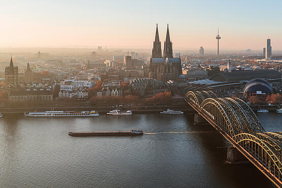 Dom von Köln und Hohenzollernbrücke im Sonnenuntergang