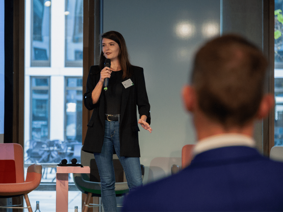 Evelyn Wagner von Compounder pitcht vor dem Publikum des Matching Days der Cologne Masterclass.