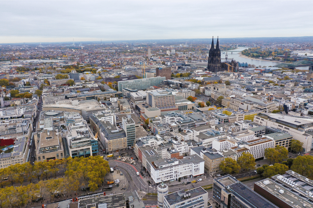 Luftaufnahme von der Kölner Innenstadt mit Neumarkt, Schildergasse und Dom