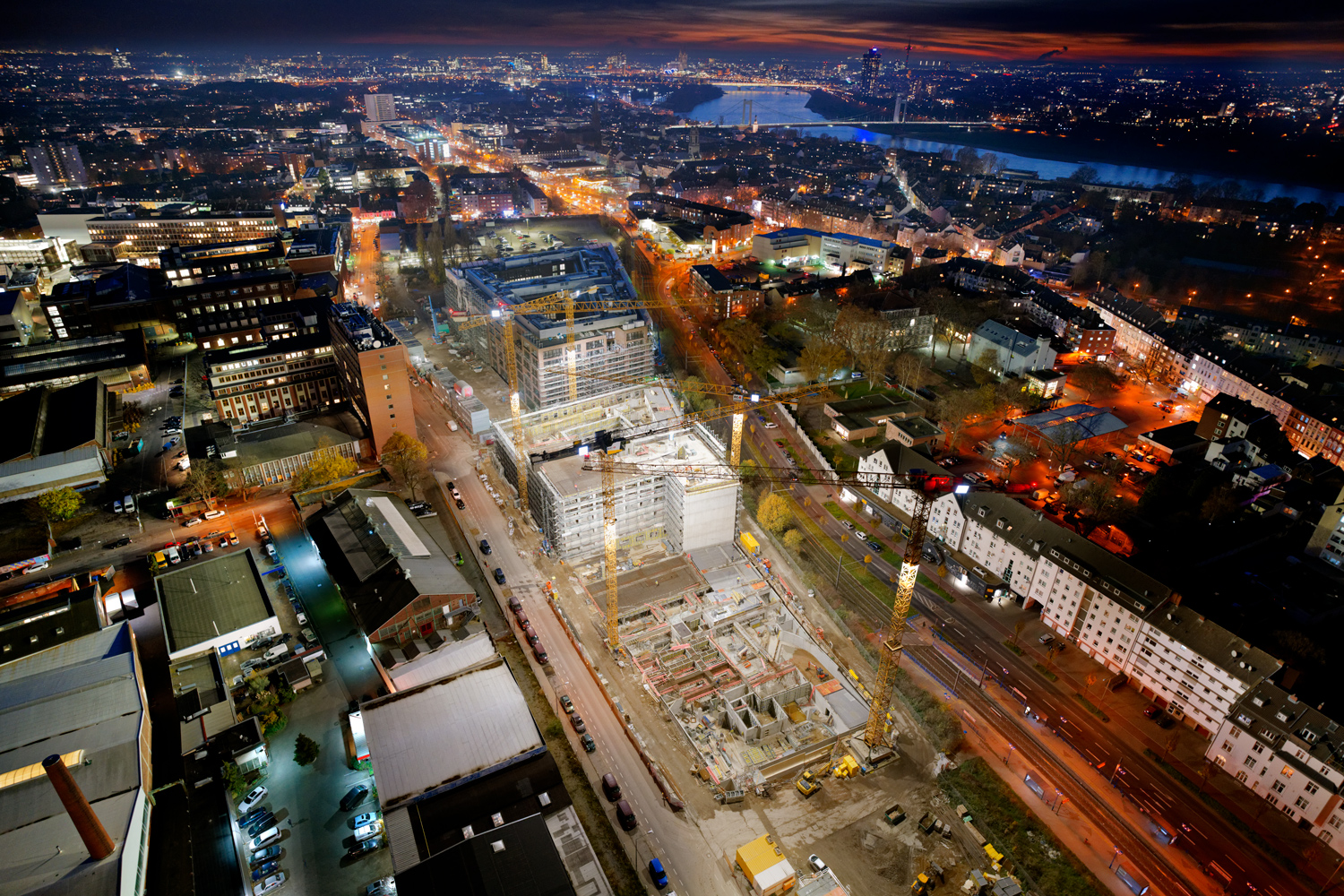 Blick auf Köln bei Nacht mit vielen Lichtern.